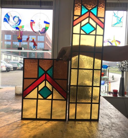 Dit zijn Twee WC ramen volledig opnieuw gerestaureerd.