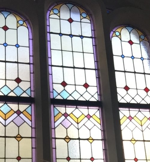 Het zelfde gebeurde bij een paar van de bovenste ramen, maar de meeste daar waren nog volledig intact.