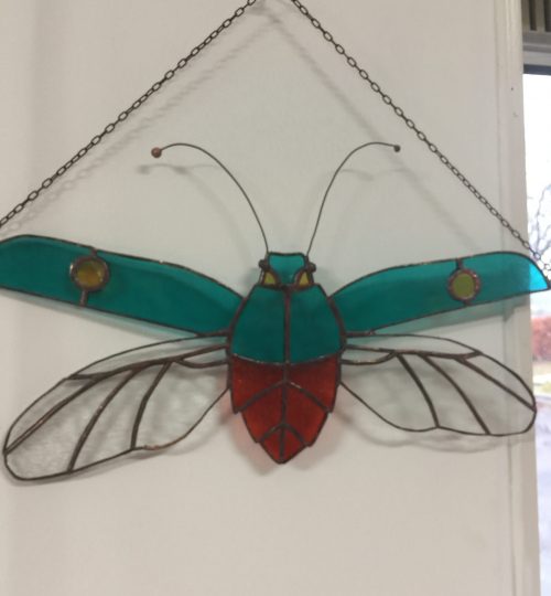 Een kever van Tiffany voor aan de muur of voor het raam.