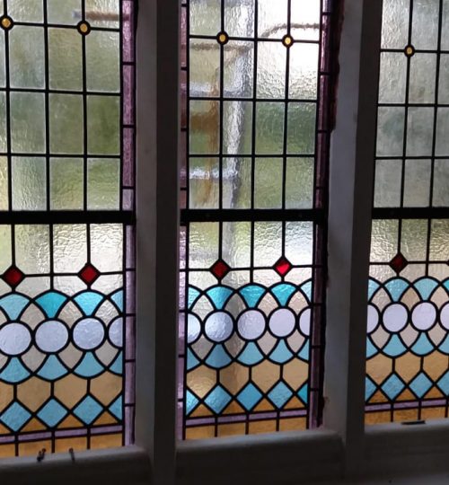 De volledige onderkant is opnieuw gemaakt. (van zo veel mogelijk origineel glas)