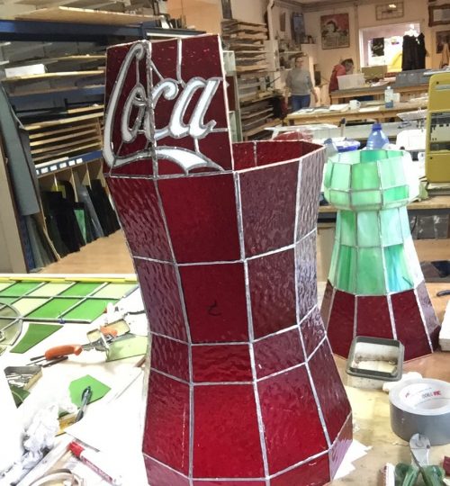 Toen dat klaar was konden de letters op de fles worden geplaatst.