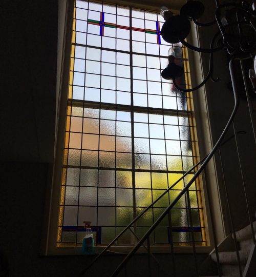 Een trappenhuis glas in lood raam die we hebben gerestaureerd.