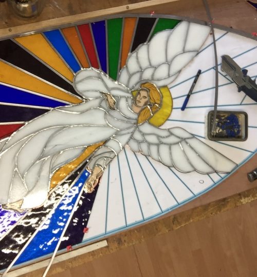 Het proces van de licht stalen was langzaam omdat we de Tiffany van de engel moesten combineren met het glas in lood van de licht stalen.