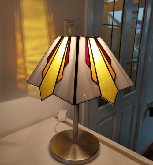 Een Tiffany lamp in de Art-Deco stijl.